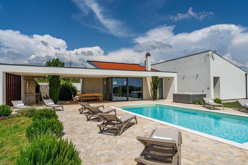 Villa T, Spacious With Heated Pool, Hot Tub & Sauna Rastevic Екстер'єр фото